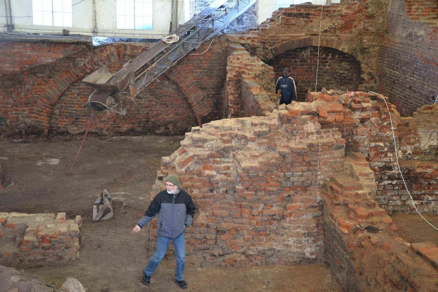Prace archeologiczne przy Szkole Łacińskiej w Malborku. Odkryto m.in. średniowieczny mur