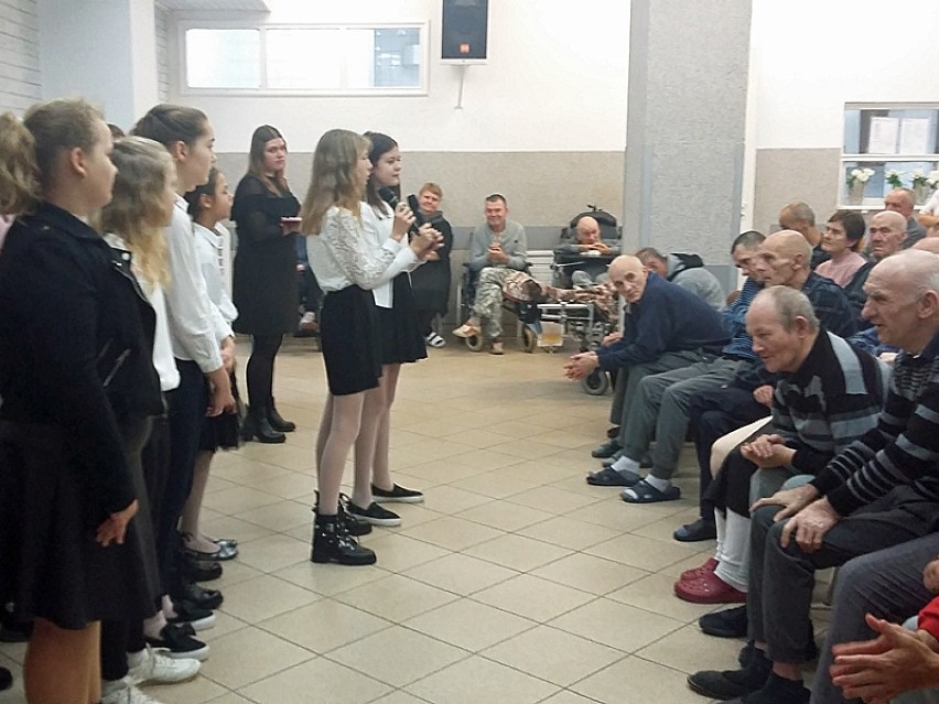 Uczniowie SP w Piątku zaśpiewali dla podopiecznych DPS w Karsznicach