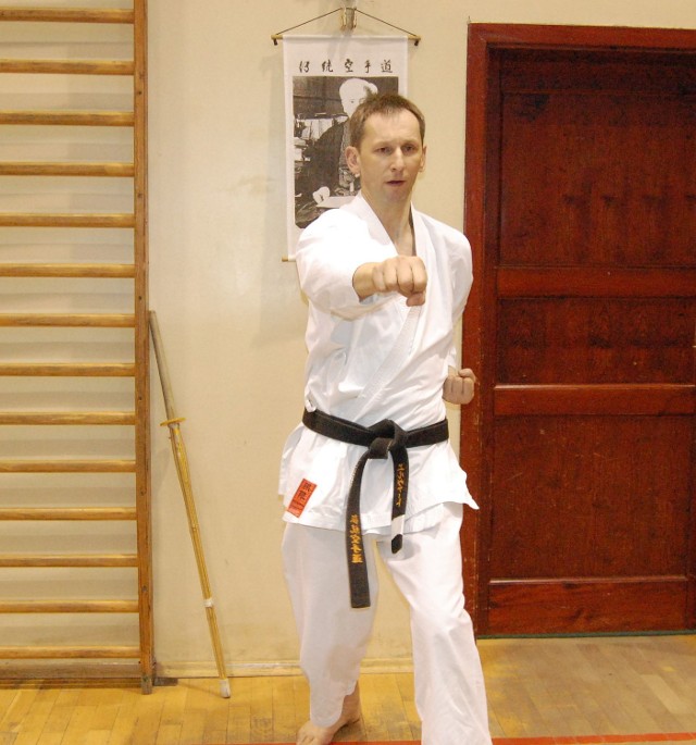 Mirosław Ellwart - z wykształcenia pedagog, 4 DAN, licencjonowany instruktor Polskiego Związku Karate Tradycyjnego i International Traditional Karate Federation, sędzia klasy międzynarodowej, Prezes Okręgowego Związku Karate Tradycyjnego, Prezes Karate Klubu Wejherowo.

Pasjonat karate tradycyjnego od 30 lat. Propagator idei karate tradycyjnego na Pomorzu. Przez wiele lat brał udział w corocznych międzynarodowych kursach trenerskich i sędziowskich u Senseia Hidetaki Nishiyamy w Los Angeles i San Diego (USA). Kontynuator niepowtarzalnej metody nauczania Sensei Hidetaki Nishiyamy. Wyszkolił wielu zawodników i instruktorów.