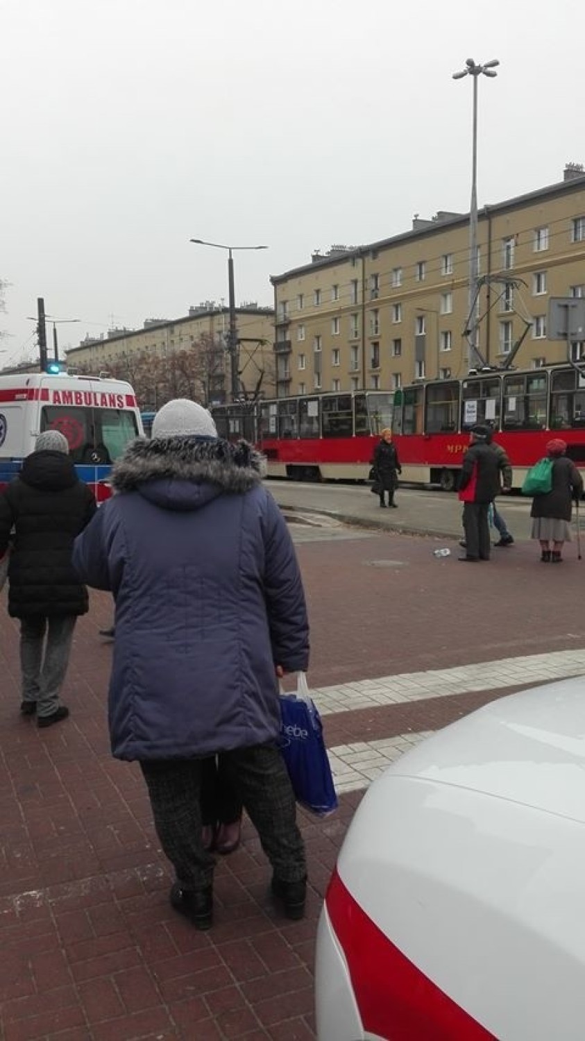 Częstochowa: Kobieta w ciąży potrącona przez tramwaj w alei Pokoju. Piesza weszła na tory na czerwonym świetle