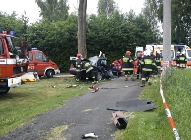 Wypadek w Motyczu: Mercedes owinął się wokół drzewa