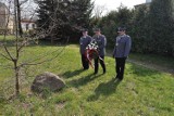 Inspektor Andrzej Borzyszkowski, komendant KPP Bytów złożył kwiaty pod Dębem Pamięci 
