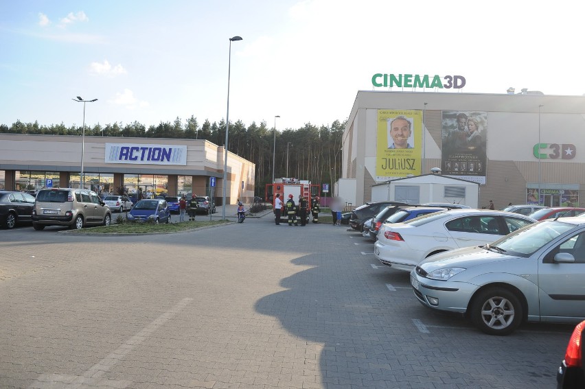 Zderzenie skutera z autem pod galerią. Nie pomagają znaki