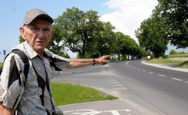 Konflikt w Zemborzycach/na zdj.: Ryszard Bujalski: - Przed korektą trasy linii 25 dojście do działki trwało tylko 5 minut, a od maja ponad 25 min. To uciążliwa zmiana