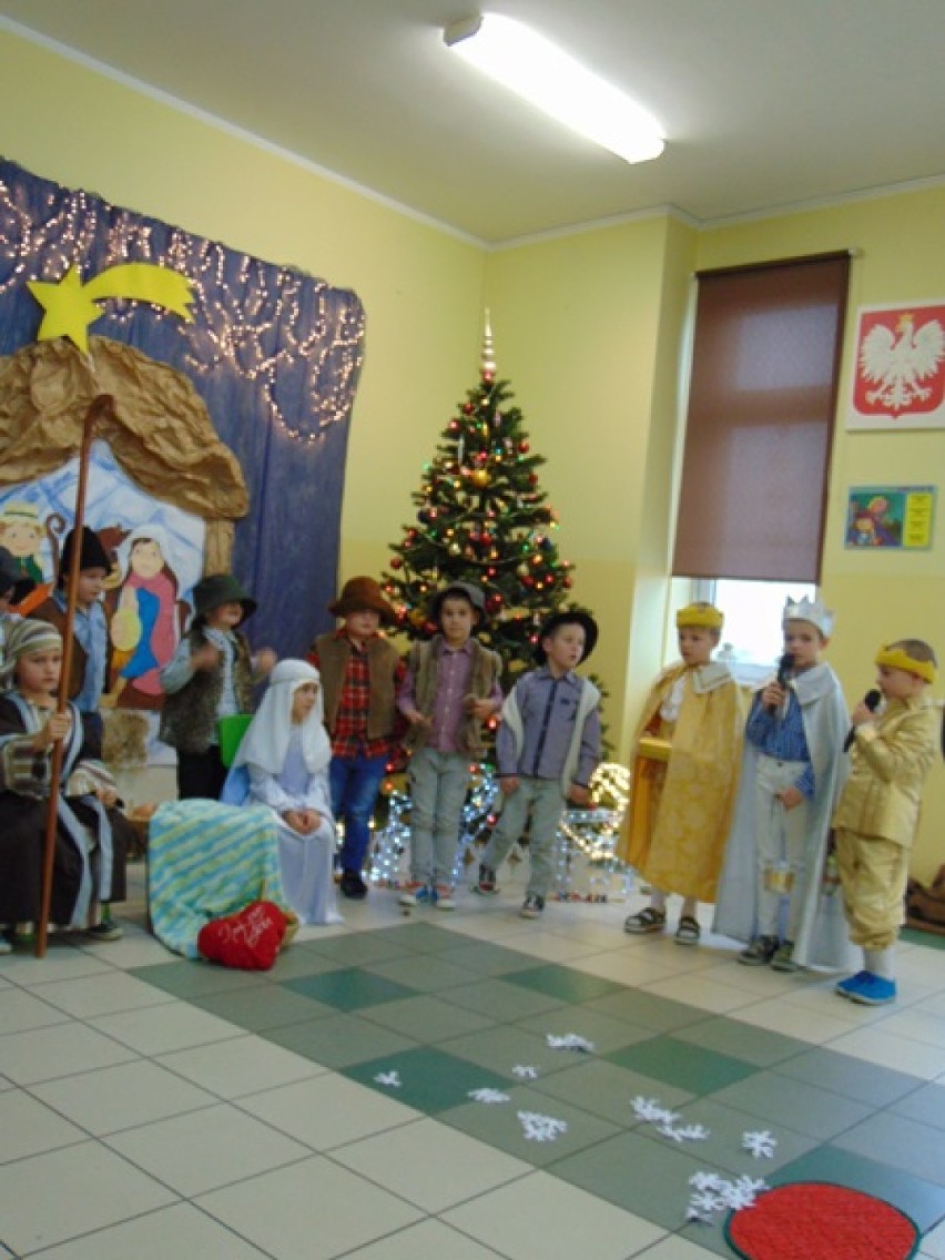 WSPOMNIEŃ CZAR: Jasełka małych smerfów dla rodziców Zespołu Szkoła Podstawowa i Przedszkole w Kobylinie [ZDJĘCIA]