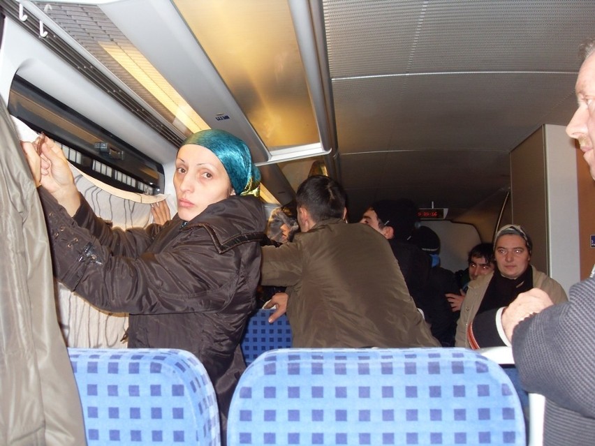 Uchodźcy jadący poskarżyć się na Polskę dotarli tylko do Zgorzelca (zdjęcia)