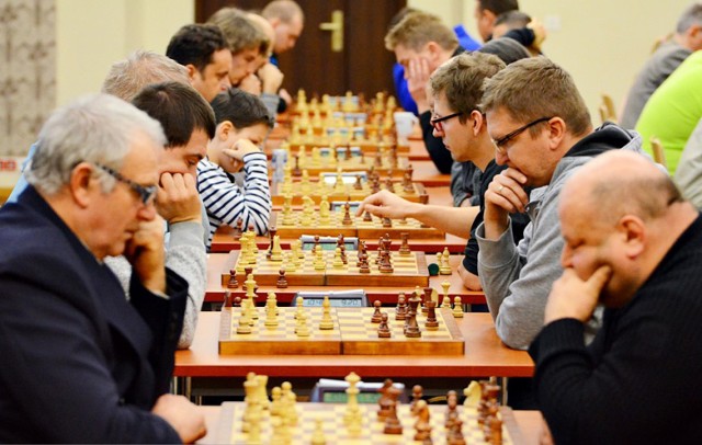 Miłośnicy szachów wypełnili salę konferencyjną biblioteki