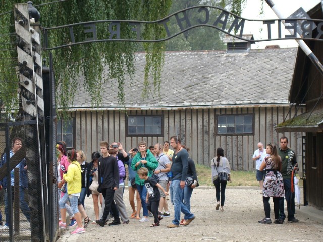 Zwiedzanie odbywać się będzie w grupach maksymalnie 15-osobowych. Zmniejszona jest także liczba osób łącznie przebywających na terenie Miejsca Pamięci