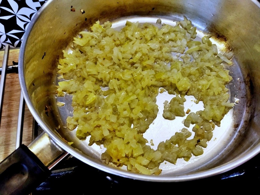 Cebule posiekaj i podsmaż na niewielkiej ilości oleju.