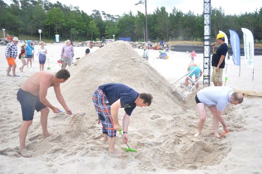 Plażowe Mistrzostwa Budowniczych 2015. Jastrzębia Góra też usypała wieżę | ZDJĘCIA
