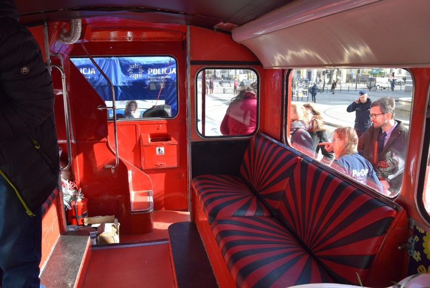 Londyński autobus na Rynku Kościuszki z kampanią o handlu ludźmi [zdjęcia, wideo] 