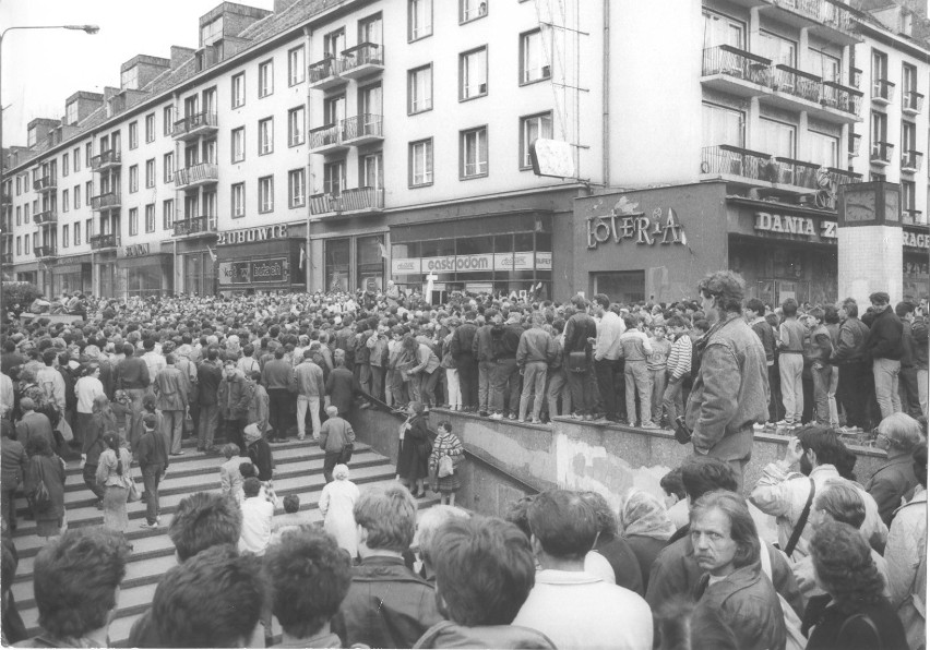 Wrocław. Rok 1989. Tak wtedy wyglądało miasto i jego mieszkańcy. Zobaczcie!  (UNIKATOWE FOTOGRAFIE)