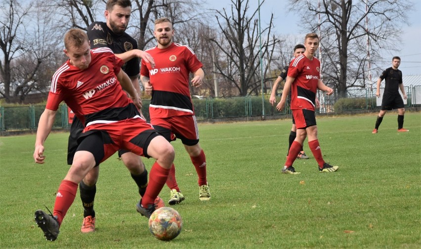 Orzeł Ryczów (czerwone stroje) po jesieni jest najwyżej...