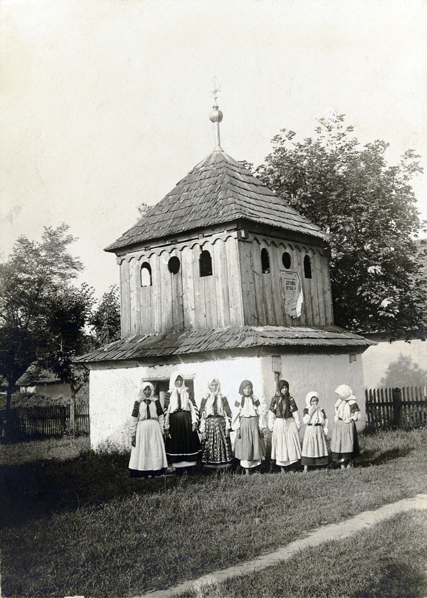 Fotografia wykonana w Wysuczce w 1914 r., przedstawia grupę...
