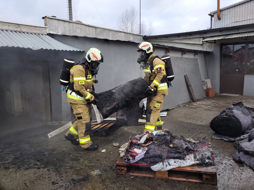 Pożar dawnej piekarni w Tymianku. W akcji 7 zastępów straży pożarnej. ZDJĘCIA