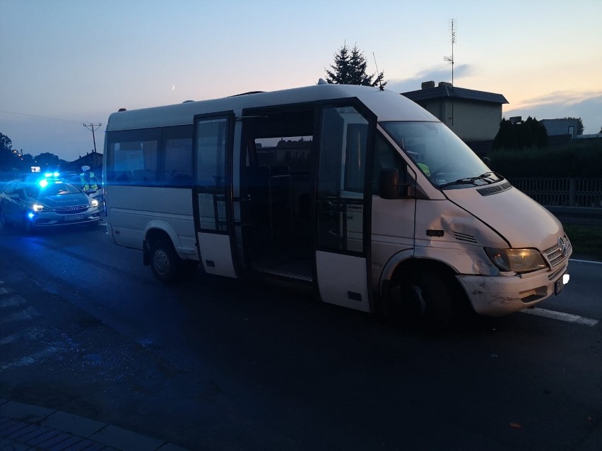Wojnowice. BMW uderzyło w busa z młodymi piłkarzami. Kierowca osobówki uciekł [ZDJĘCIA]