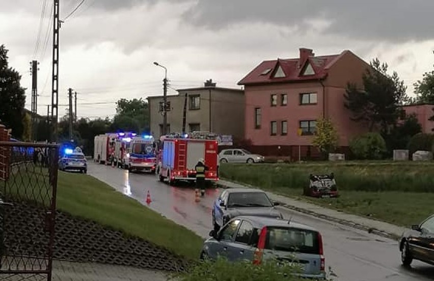 15-latek dachował na Konarskiego w Rybniku. Wiózł dwóch 13-latków i 16-latka