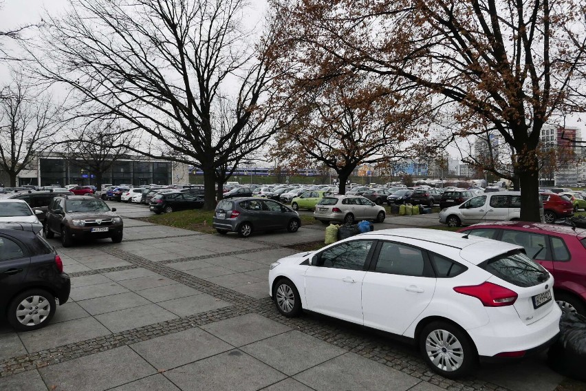 Warszawa traci gigantyczny parking. Teraz "dostępny dla wszystkich bezpłatnie". Ale z małym wyjątkiem