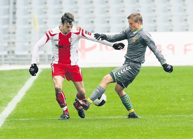 Tomasz Lisowski stara się zatrzymać (nieprzepisowo) rozpędzonego Artura Gieragę.