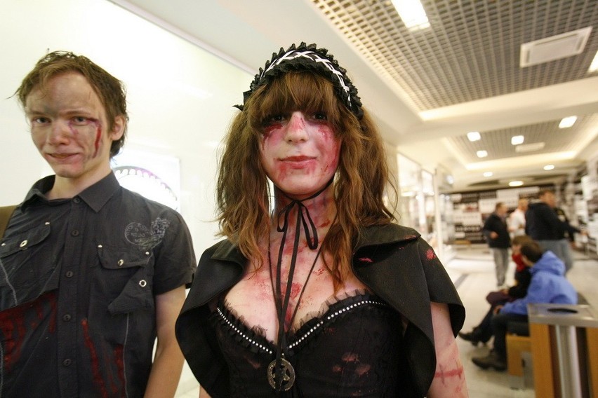 Kilkanaście osób spotkało się na Zombie Walk w Legnicy