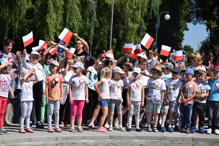 "Czytanie przy fontannie" w Końskich z tłumem maluchów. Były wiersze, piosenki i manifestacja patriotyzmu