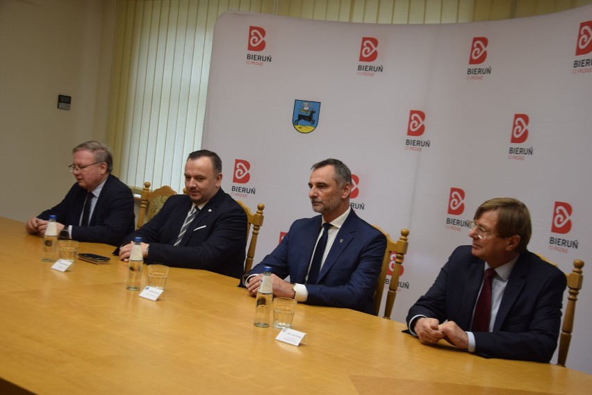 Od lewej: Zbigniew Tabor, dyrektor Zarządu Dróg Wojewódzkich...