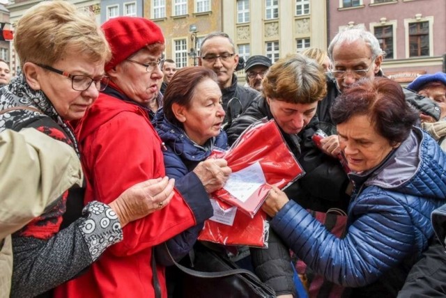 Akcja rozdawania flag w zawsze cieszy się ogromną popularnością w Poznaniu.