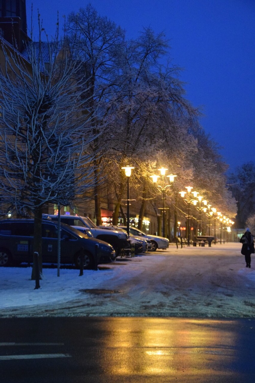 Plac Baczyńśkiego w Tychach w zimowy wieczór