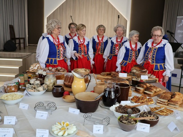 Wyjątkowy folder zawiera receptury 30 tradycyjnych potraw, które zostały zgłoszone na Listę Produktów Tradycyjnych przez gospodynie z KGW Bronisław