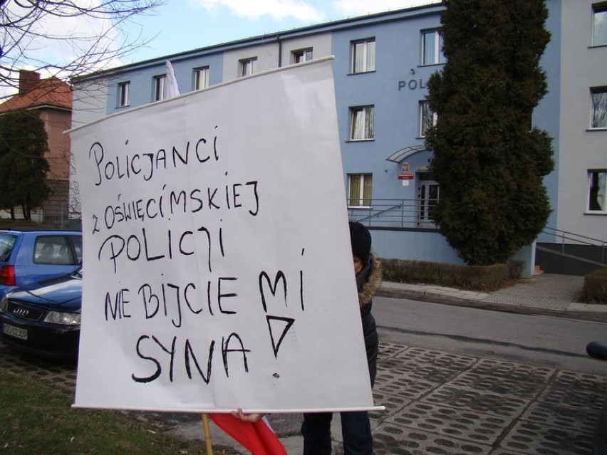 Oświęcim. Protest ojca przed komendą powiatową policji. To ciąg dalszy sprawy sprzed roku