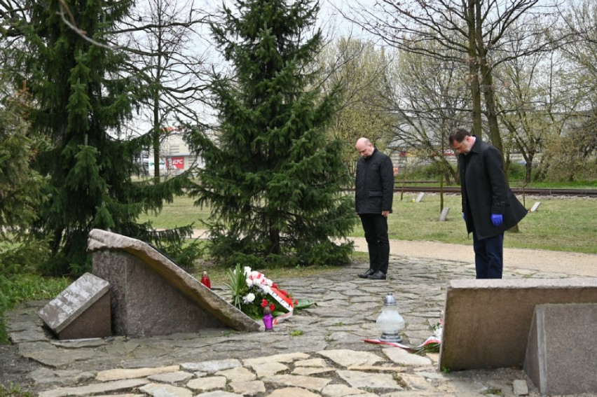 Częstochowa: 80. rocznica Zbrodni Katyńskiej. Przedstawiciele władz Częstochowy złożyli kwiaty na Placu Katyńskim