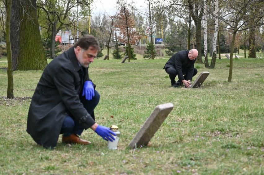 Częstochowa: 80. rocznica Zbrodni Katyńskiej. Przedstawiciele władz Częstochowy złożyli kwiaty na Placu Katyńskim