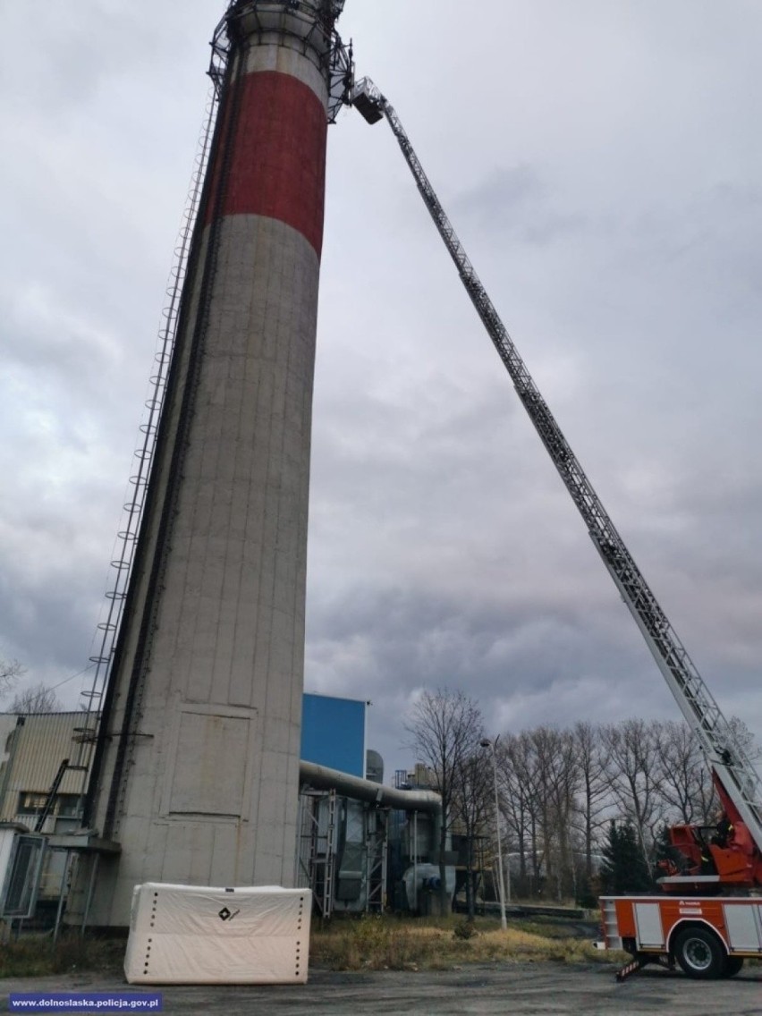 Przez 10 godzin walczyli, by ściągnąć desperata ze 100-metrowego komina. Akcja trwała 10 godzin 