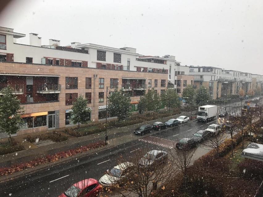 Pierwszy śnieg w Warszawie już spadł. Przysyłajcie nam swoje...