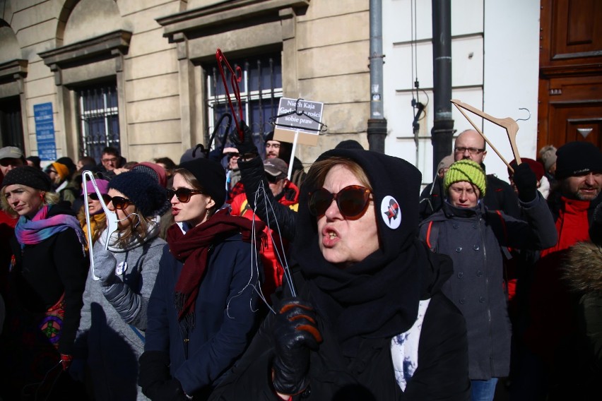 Warszawski Strajk Kobiet. Protest przed siedzibą...