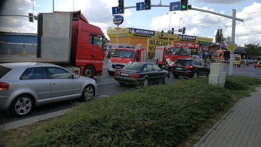 Wypadek na ulicy Okrzei we Włocławku. Samochód ciężarowy uderzył w tył osobówki [zdjęcia]