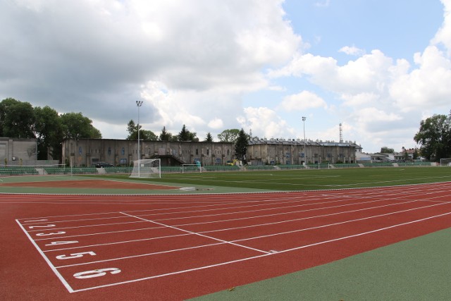 Na stadionie jest już m.in. nowa płyta boiska ze sztuczną murawą oraz nowe bieżnie na 100 i 400 metrów.