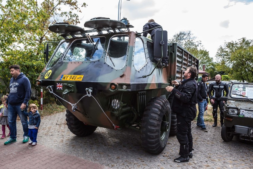 Dla nich te samochody są bezcenne. Zlot klasyków w Warszawie...