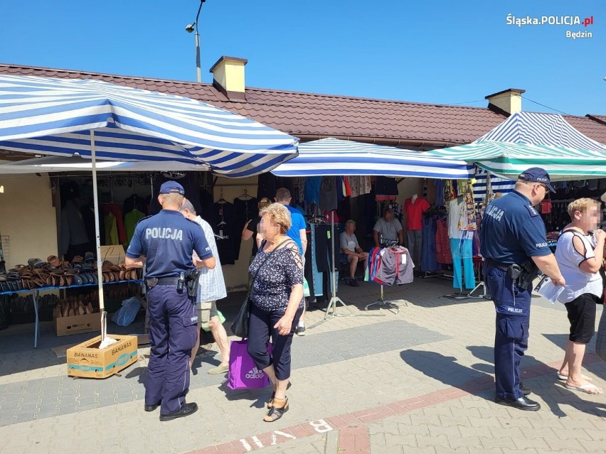 Policjanci przestrzegali klientów targowiska w Będzinie...
