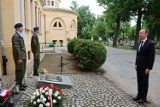 79. rocznica zakończenia II wojny światowej. Prezydent Legnicy Maciej Kupaj złożył kwiaty na cmentarzu oraz odwiedził byłe krematorium