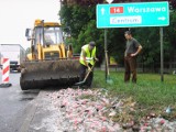 Kilkaset skrzynek z coca-colą leży na ulicy Podgrodzie [ZDJĘCIA]