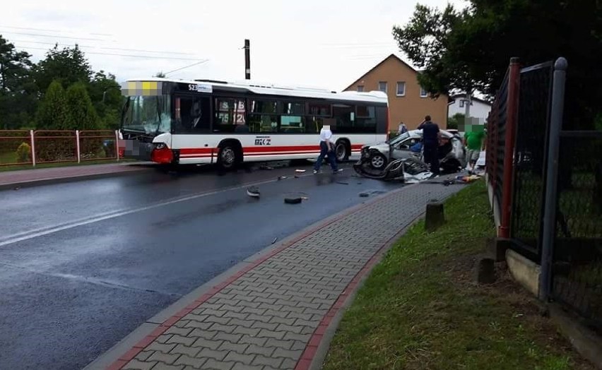 Wypadek w Jastrzębiu: osobówka uderzyła w autobus