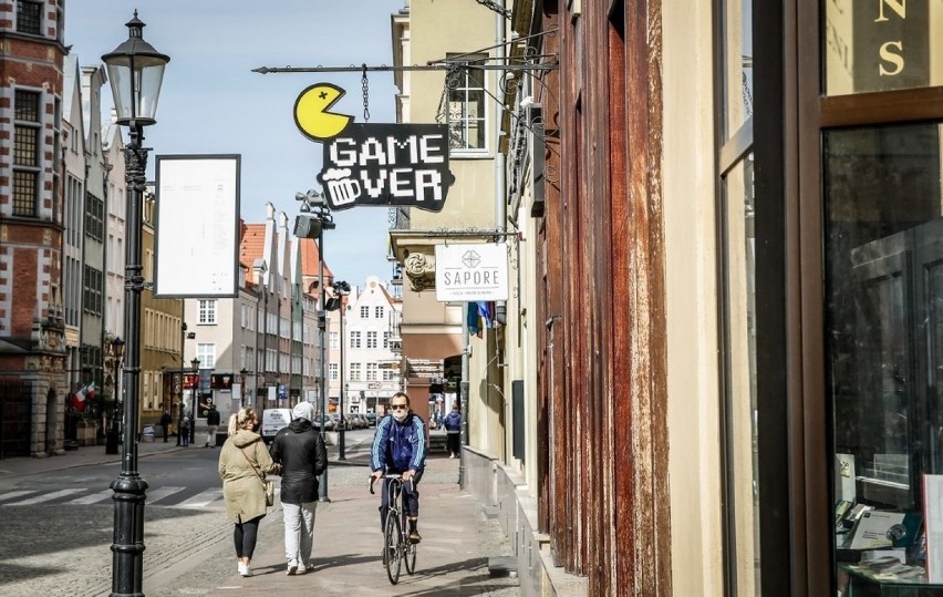 Obowiązek noszenia maseczek. Za jej brak grozi mandat. Gdzie kupić maseczkę? Czym można ją zastąpić? Gdzie trzeba ją nosić, a gdzie nie?