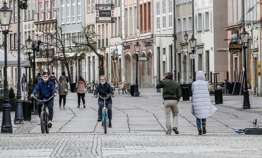 Obowiązek noszenia maseczek. Za jej brak grozi mandat. Gdzie kupić maseczkę? Czym można ją zastąpić? Gdzie trzeba ją nosić, a gdzie nie?