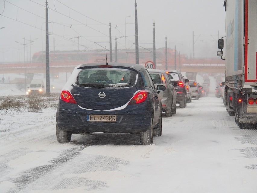 Białe drogi niemal w całym mieście, sparaliżowane MPK,...