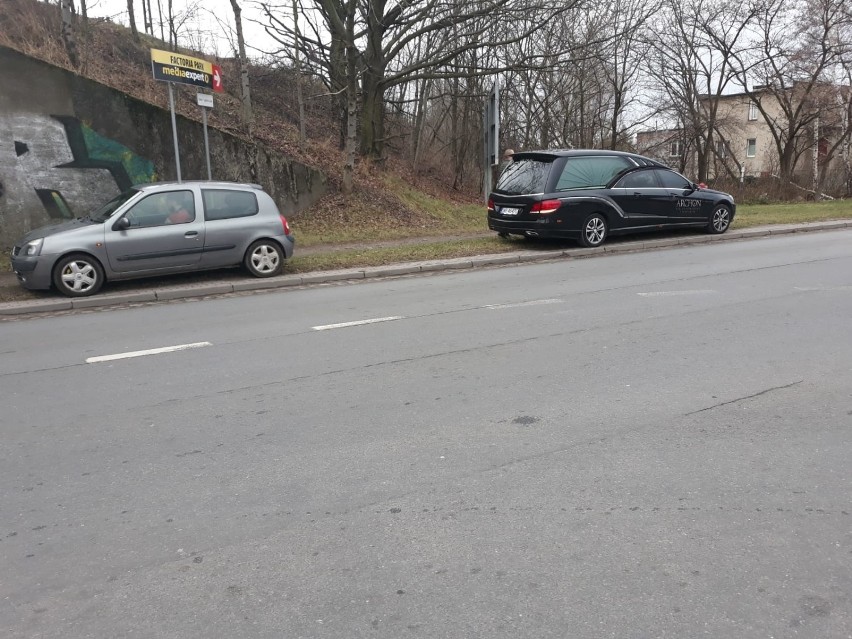 Wrocław. Karawan zderzył się z innym autem (ZOBACZ ZDJĘCIA)