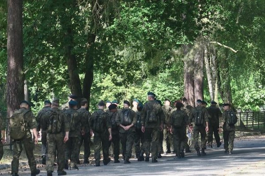 Gołuchów. Ponad 40 żołnierzy maszerowało po gołuchowskich lasach