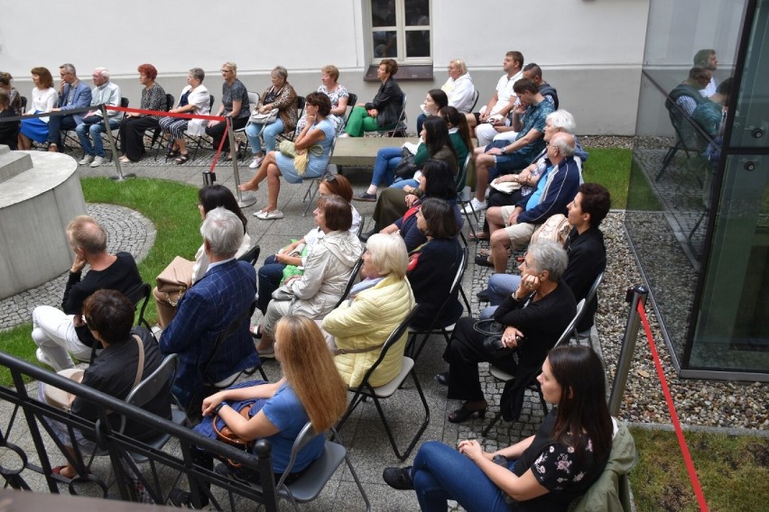 Muzyka rozbrzmiała w kaliskim ratuszu. Wyjątkowy koncert na patio. ZDJĘCIA