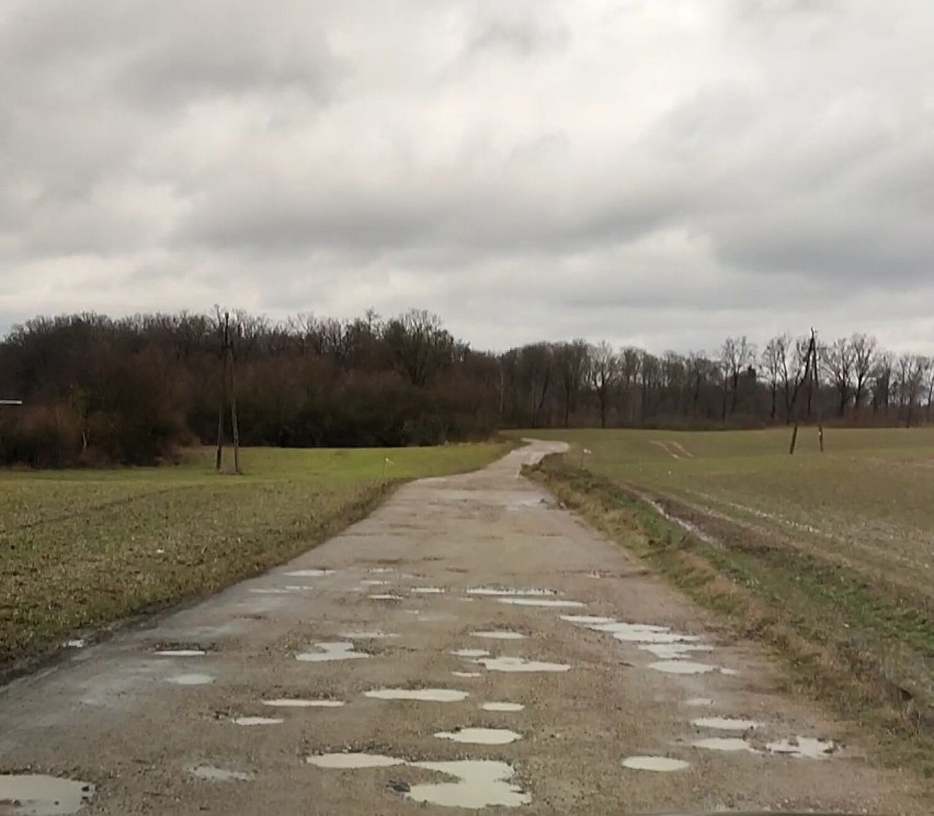 Droga w Lubostroniu (gmina Barwice) pełna dziur. Co na to ratusz? [zdjęcia]