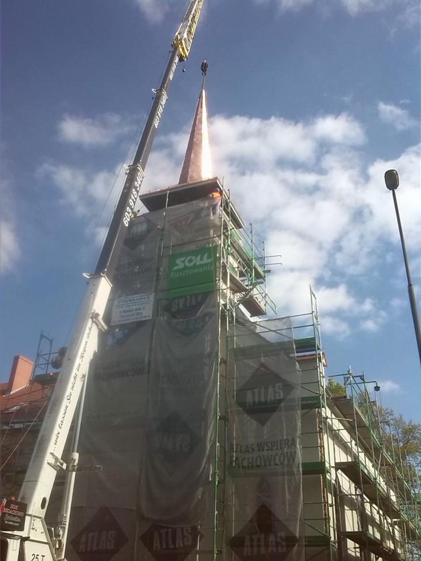 Tak wygląda nowy hełm na wieży kościoła św. Józefa w Oławie